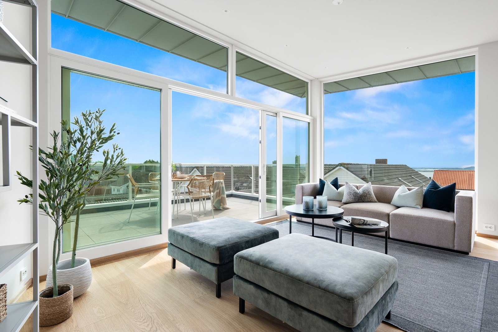 Lys og luftig stue med store vindusflater som gir rikelig med dagslys. Galleribilde