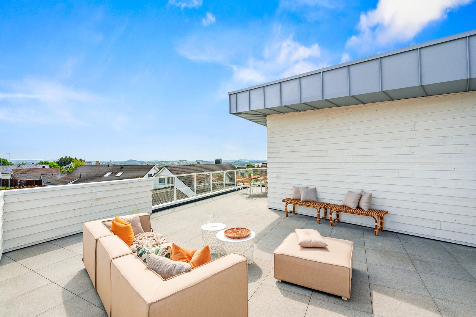 Boligen byr på pene uteområder med flotte solforhold. Galleribilde