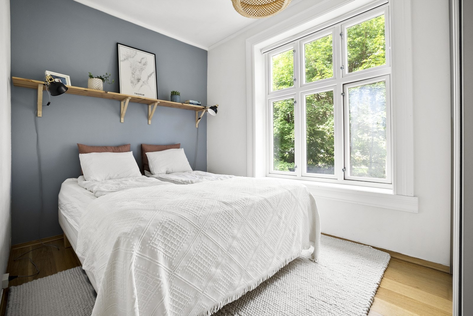 Hovedsoverommet er lunt og romslig soverom med god plass til dobbeltseng med tilhørende møblement. Galleribilde