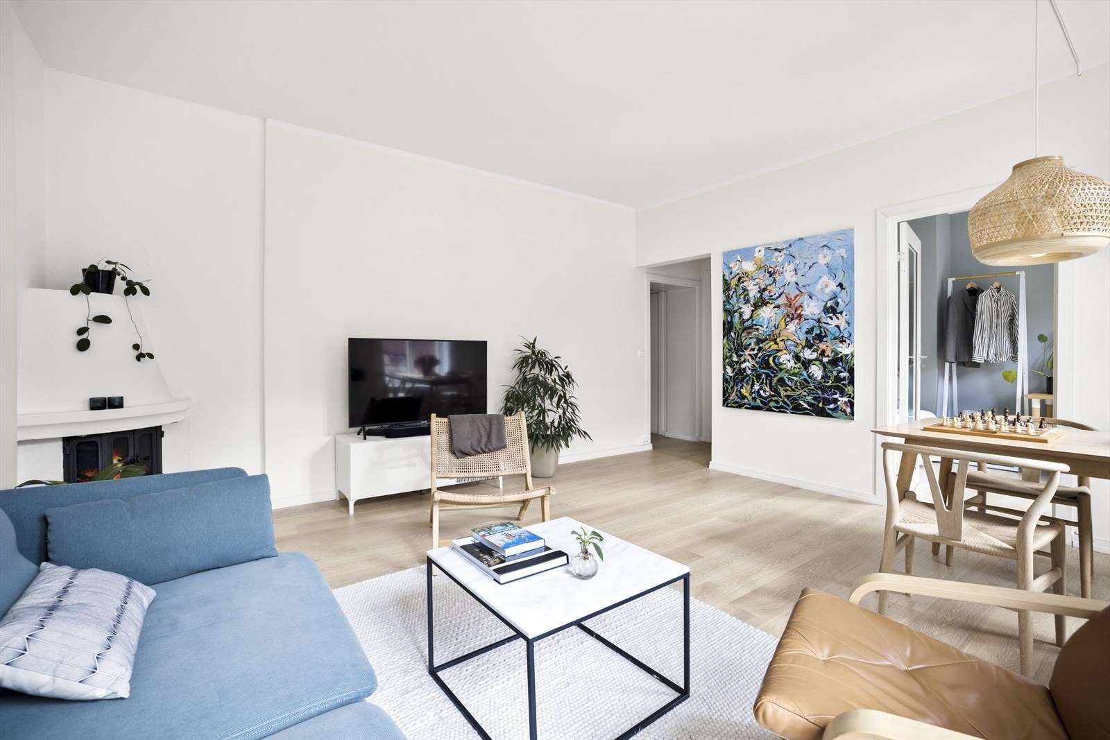 En lys og luftig stue med god plass til møblering Galleribilde