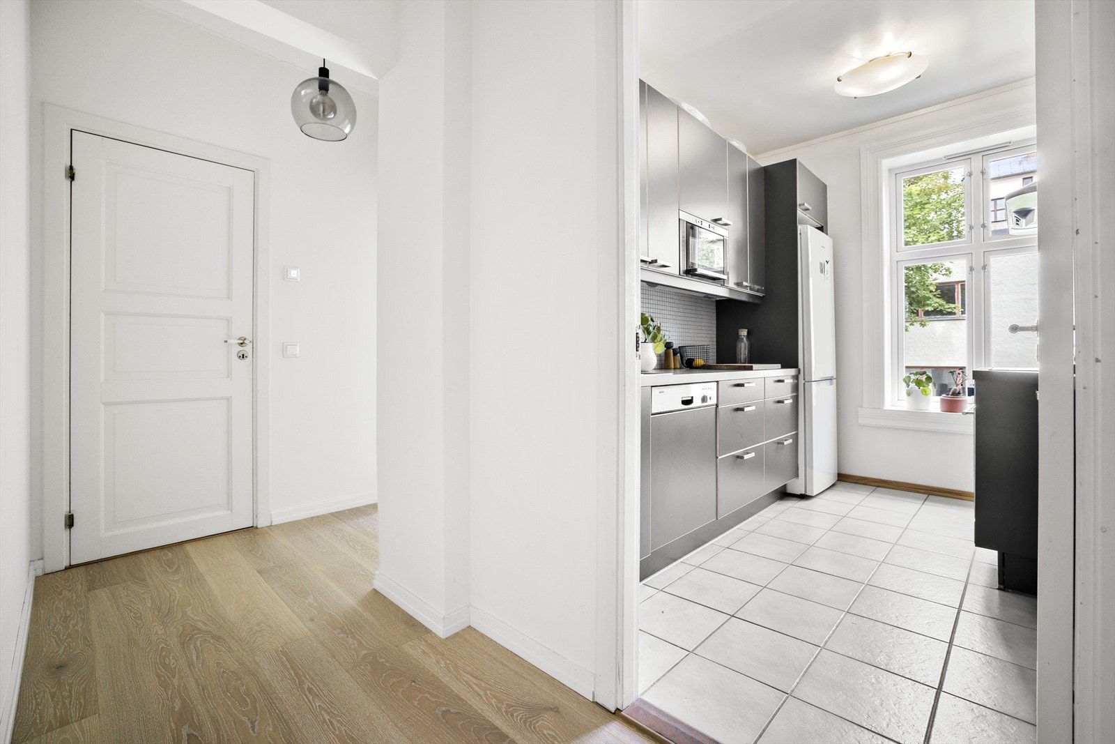 Leilighetens entré gir enkel adgang til samtlige oppholdsrom og har plass til oppheng av yttertøy og plassering av sko. Dørcalling gjør det enkelt å slippe inn besøkende. Galleribilde