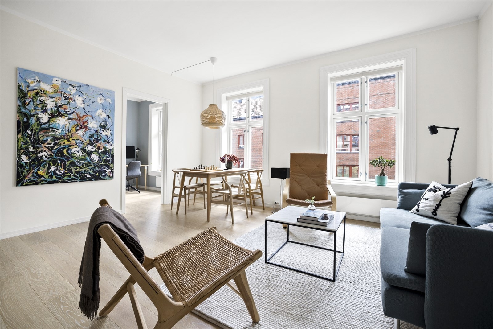 Leiligheten har gode vindusflater som slipper inn rikelig med naturlig lys. Galleribilde