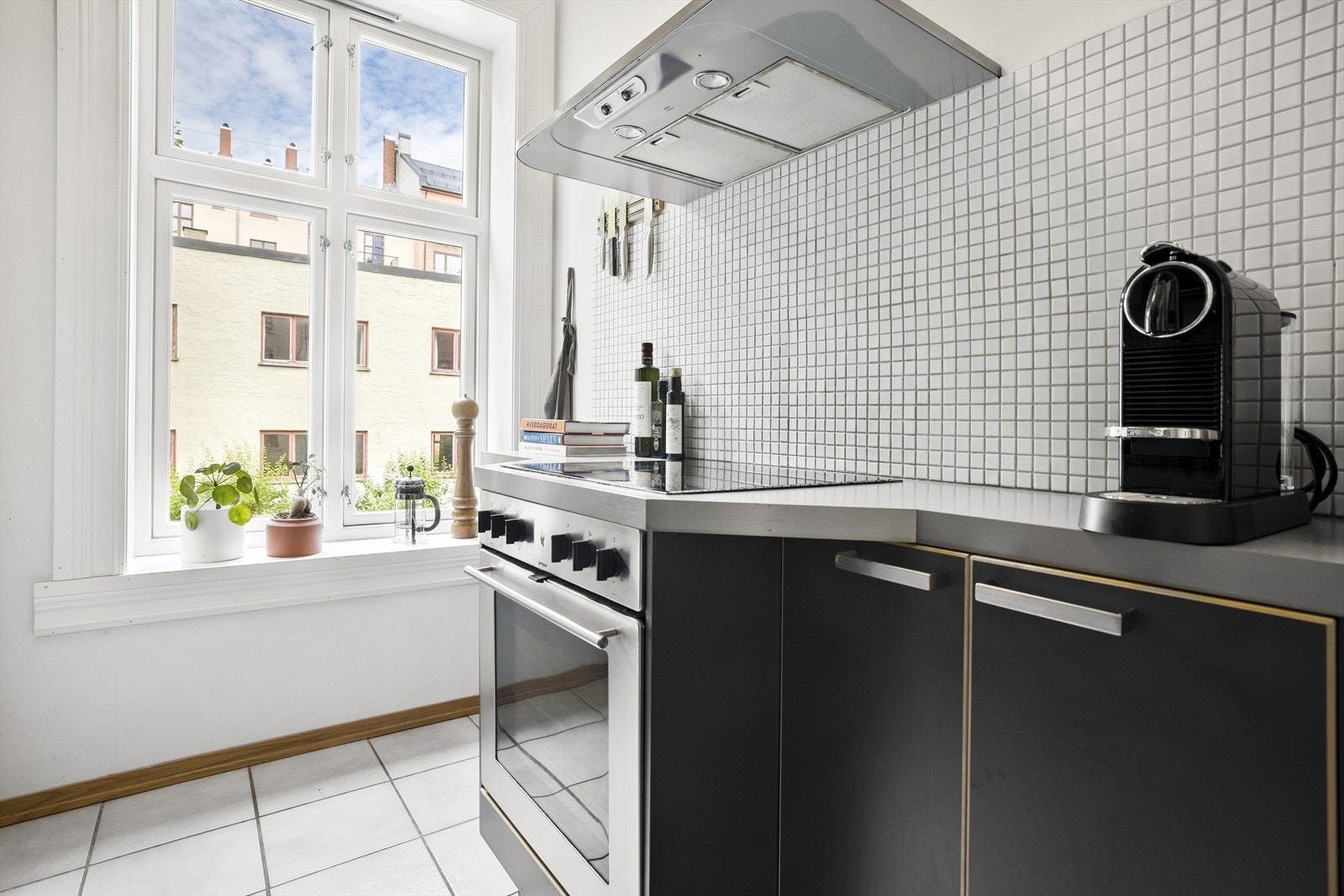 Kjøkkenet vender inn mot rolig bakgård og hvor de store vindusoverflatene gir god ventilasjon og slipper inn rikelig med dagslys. Galleribilde