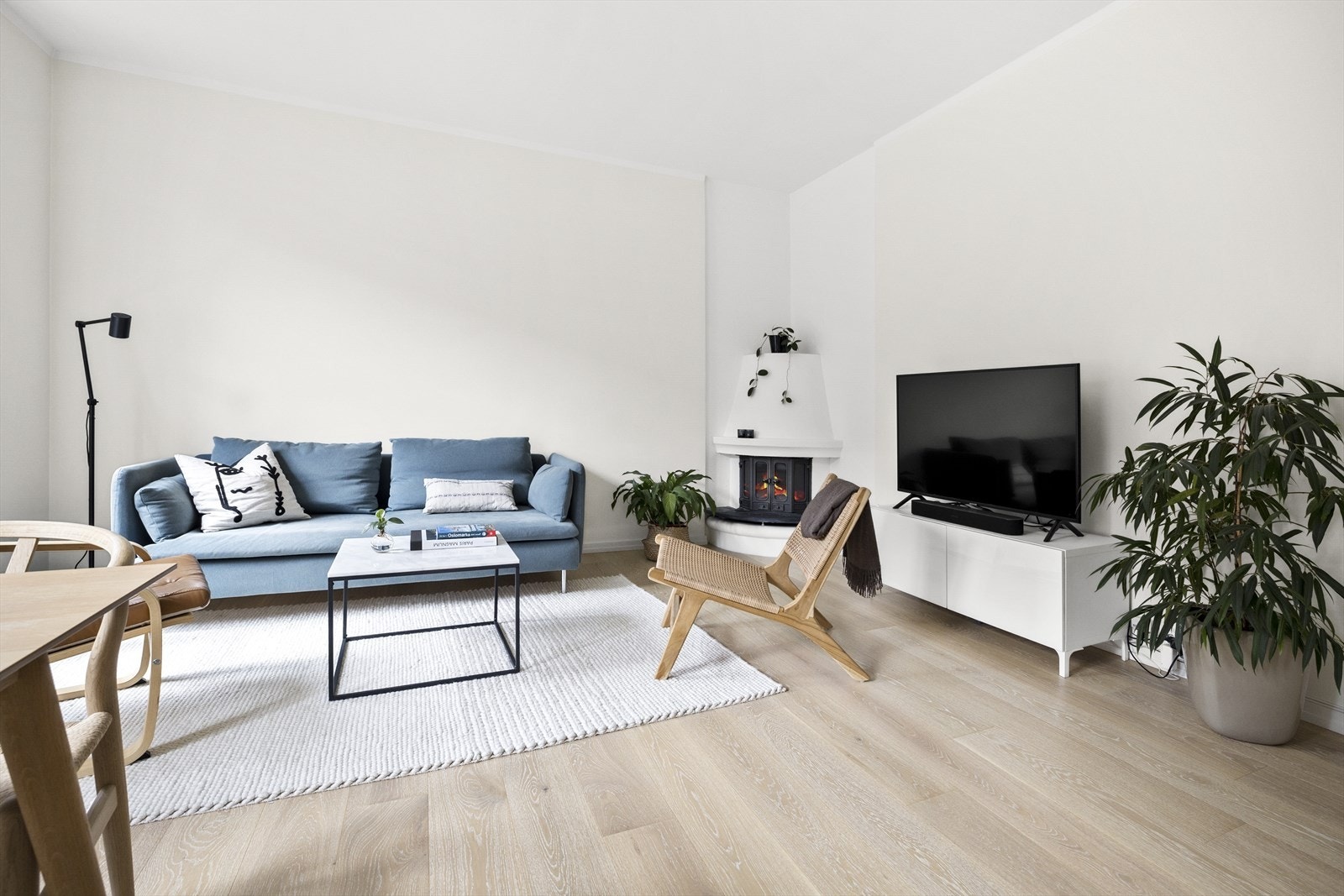 Leiligheten holder en gjennomgående høy standard med blant annet nytt gulv og nysparkede vegger fra 2020. Galleribilde