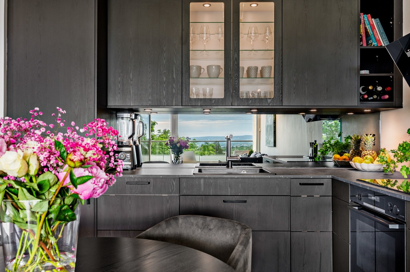 Moderne glassfelt mellom benk og overskap, gir en flott "touch" på kjøkkenet. Galleribilde