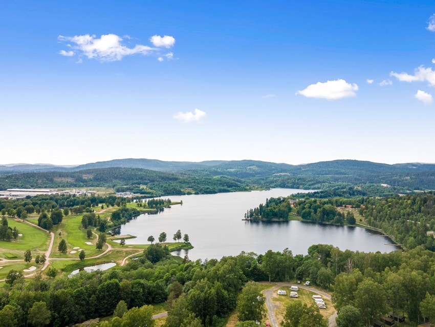 En hyggelig spasertur unna vil du finne Bogstadvannet, et idyllisk badevann på sommerstid, og skøyteis på vinteren. Galleribilde