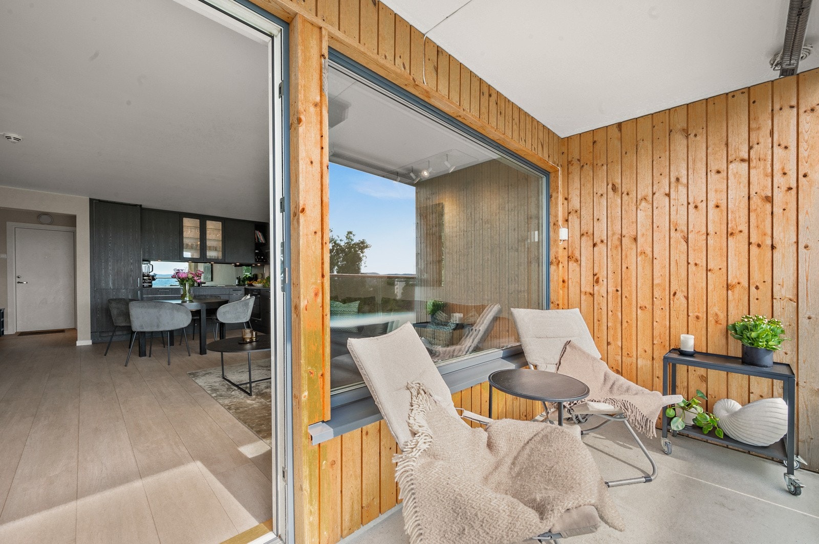 Borettslaget er nyrehabilitert hvor både vinduer, balkonger og fasader er "nye". Galleribilde