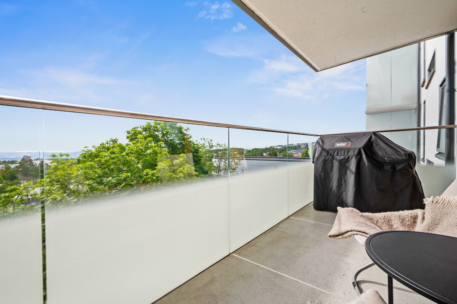 Leiligheten har en stor balkong på 7,4 kvm med hyggelig utsyn og god plass til både utemøbler og grill. Galleribilde