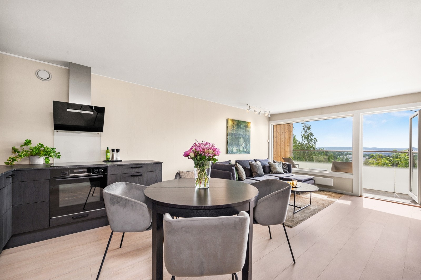 Spisebordet og stolene kan også plasseres annerledes i stuen dersom det er ønskelig. Galleribilde