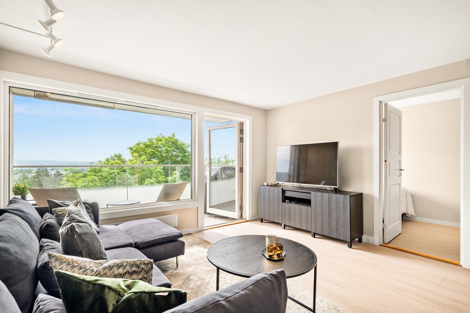 Stuen har en super utforming som gjør det enkelt å møblere etter egne med behov, med både tv- og sofagruppe, oppbevaringsmøbler og spisebord med stoler. Galleribilde