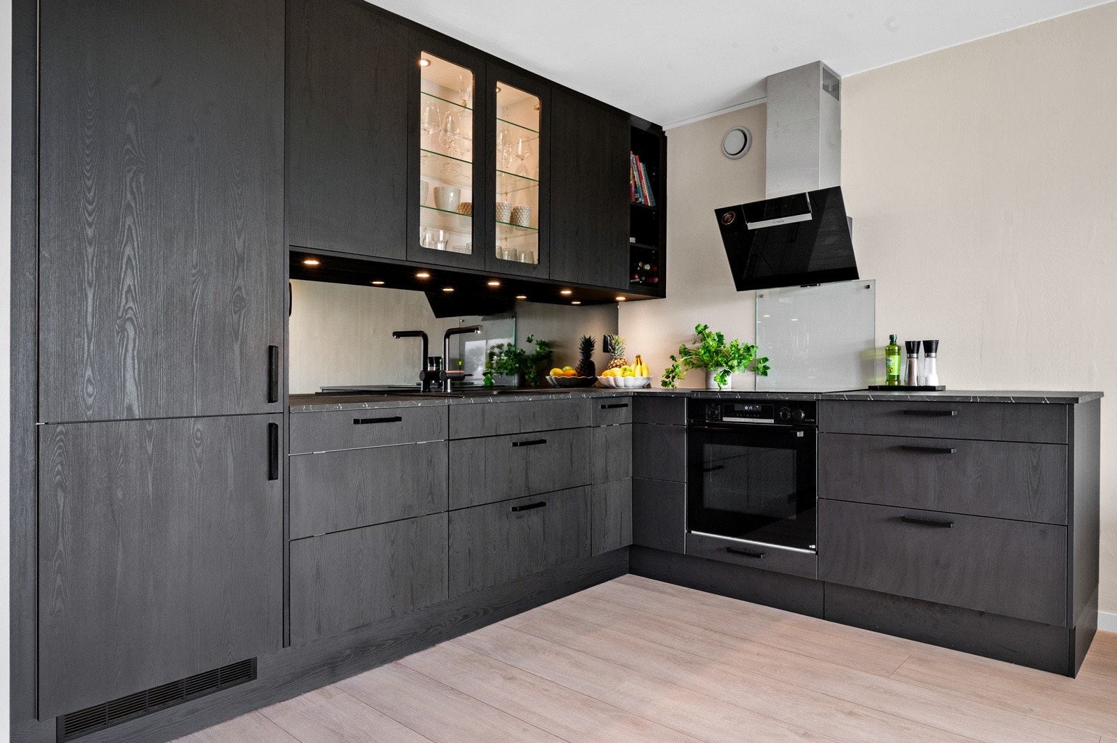 Her får du et lekkert kjøkken fra 2022 med slette fronter og integrerte hvitevarer. Galleribilde