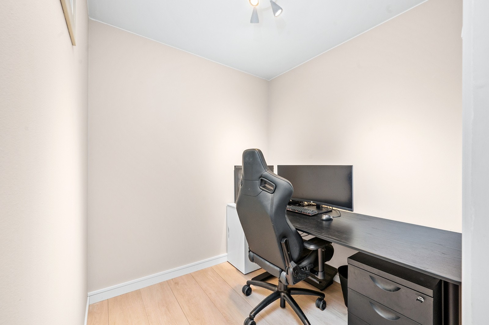 Leiligheten gir deg også eget rom for kontor. Opprinnelig har dette rommet vært en del av soverommet, men har i nyere tid blitt delt opp. Dersom det er ønskelig er det mulig å ta ned veggen og få et enda større soverom. Galleribilde