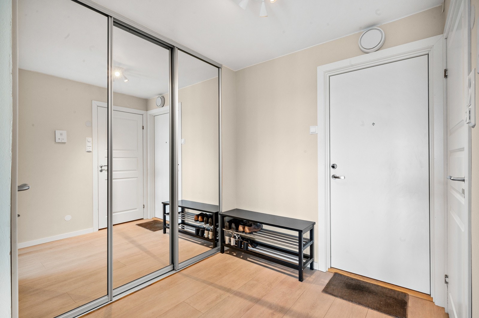 Leiligheten har rikelig med oppbevaringsplass og praktiske løsninger. I entréen har du en stor skyvedørsgarderobe med speildører. Galleribilde