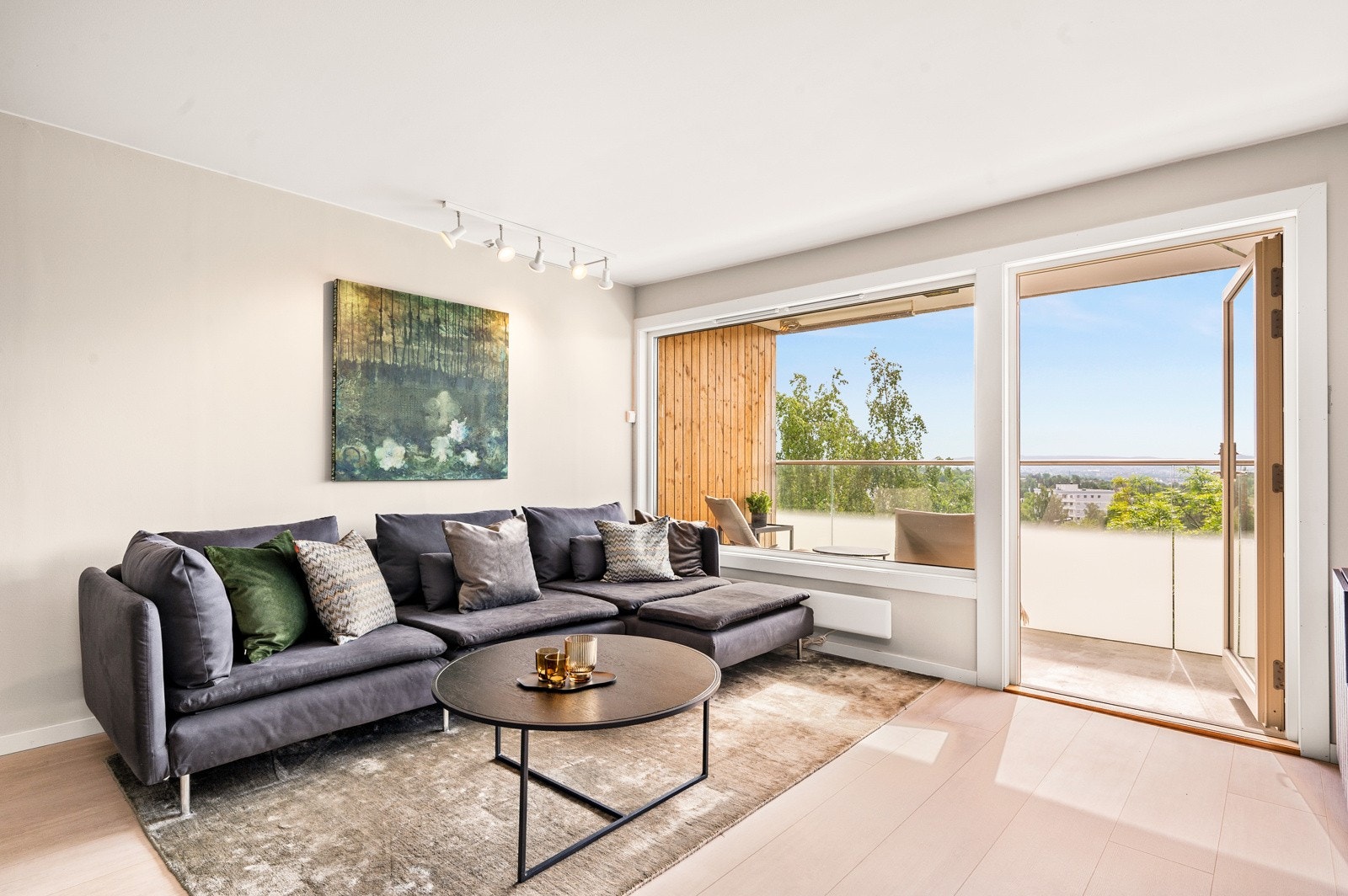 Med å bo i 6.etasje vil du ha fritt utsyn fra leiligheten og det er heller ingen innsyn. Galleribilde