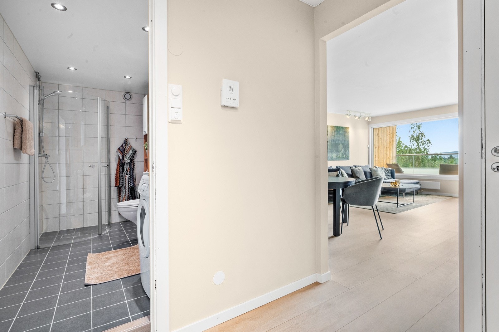 Leiligheten har en hyggelig entré som binder rommene sammen på en fin måte og skaper en god flyt mellom rommene. Galleribilde