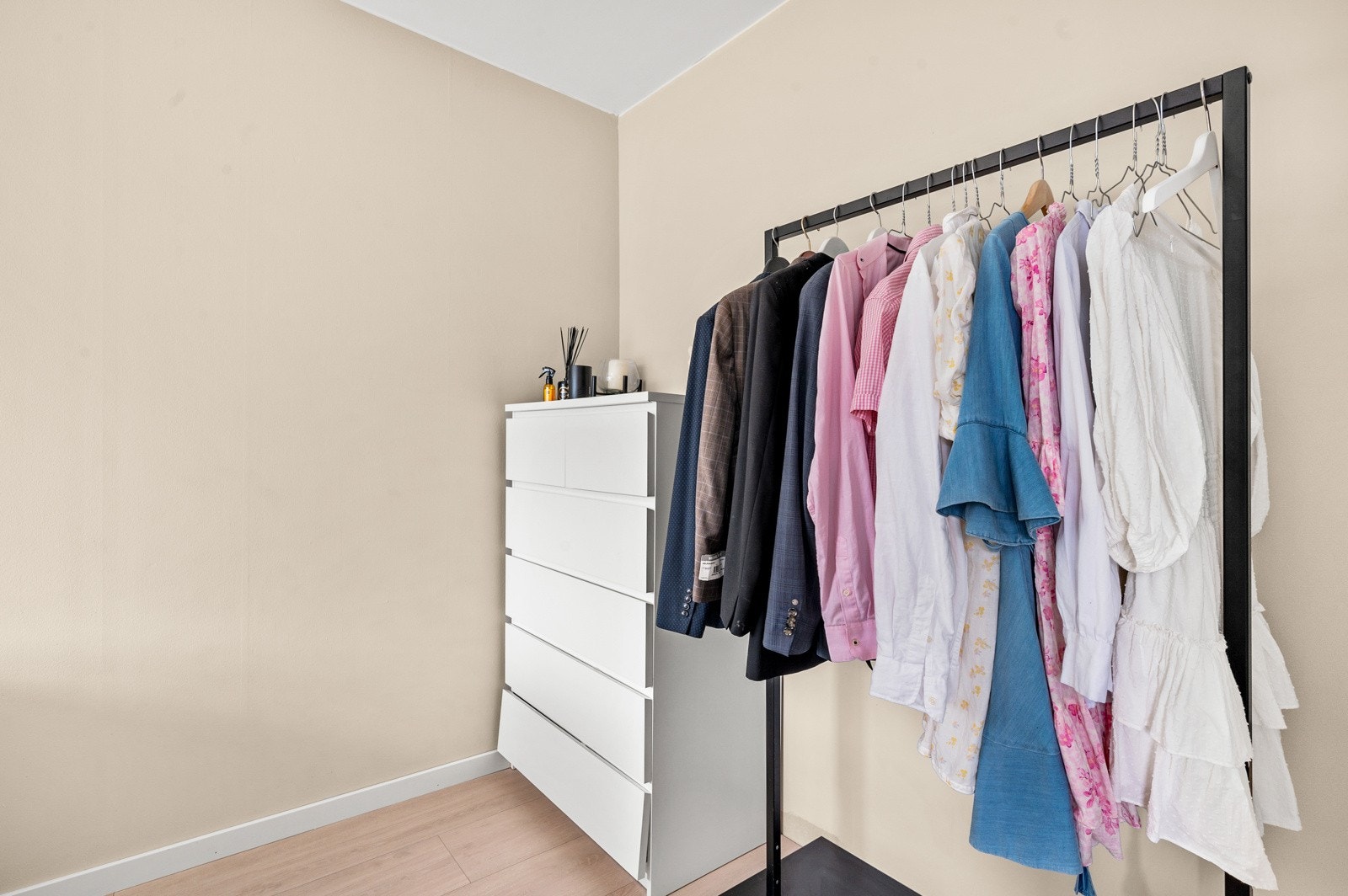 Dersom det er ønskelig er det også plass til å sette opp div. garderobeløsninger på soverommet. Galleribilde