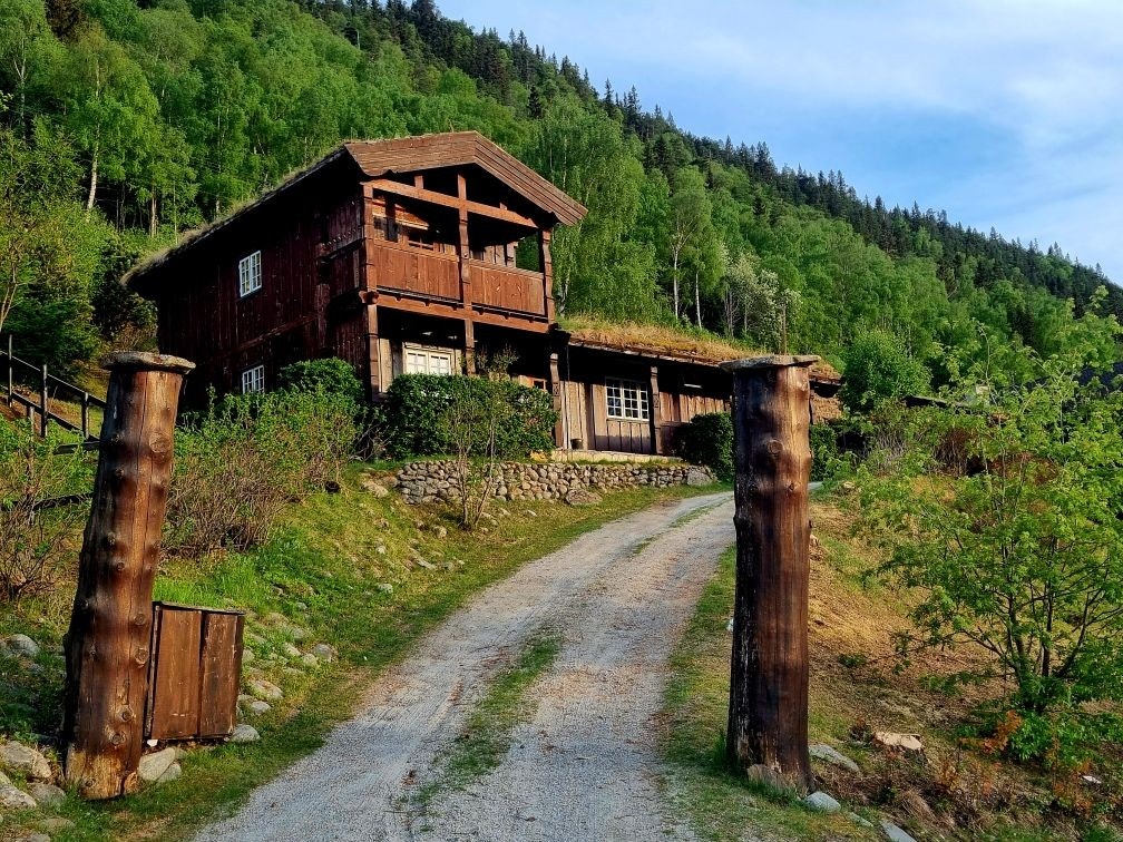 Boligen ligger meget fint til i øverste del av Ulstad boligfelt, med gangavstand til alle sentrumsfasiliteter som kommunesenter, butikker, barnehage, skole og idrettsplass. Galleribilde