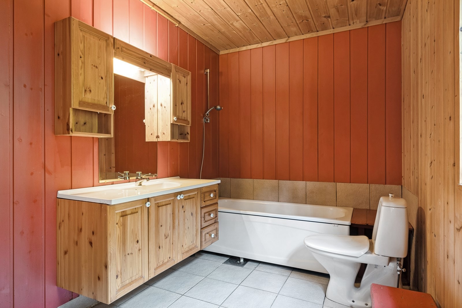 Badet har baderomsinnredning med servant og skap over, badekar og gulvmontert toalett. Det er opplegg for vaskemaskin og plass til tørketrommel. Galleribilde