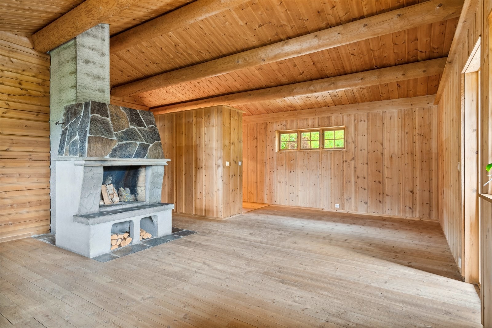 Lun og trivelig stue med god plass til å møblere med ulike sittegrupper. Galleribilde