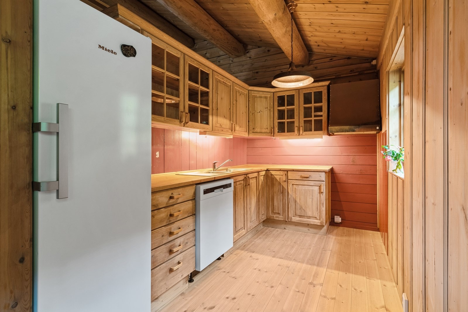 Trivelig kjøkkenkrok med åpen løsning til stue og spisestue. Galleribilde