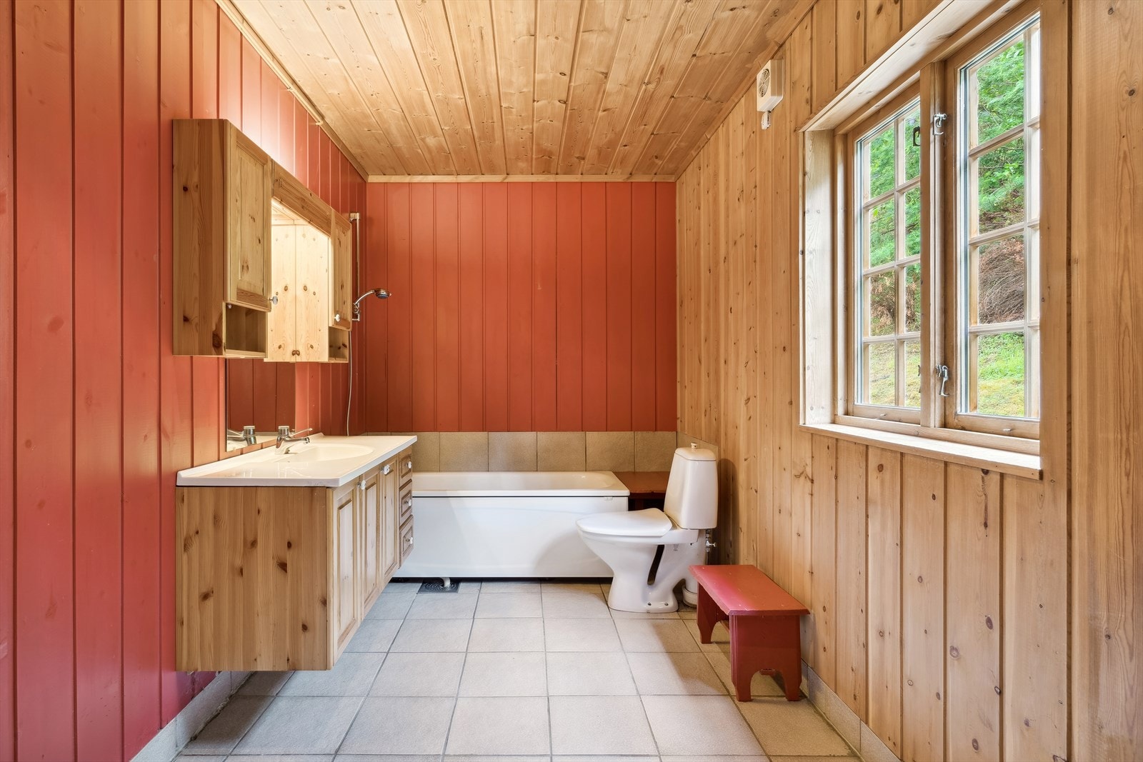 Romslig bad beliggende i hovedetasjen. Galleribilde