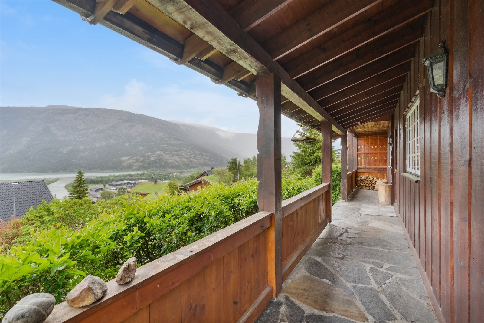 Innbydende inngangsparti som er steinlagt og har takoverbygg. Galleribilde