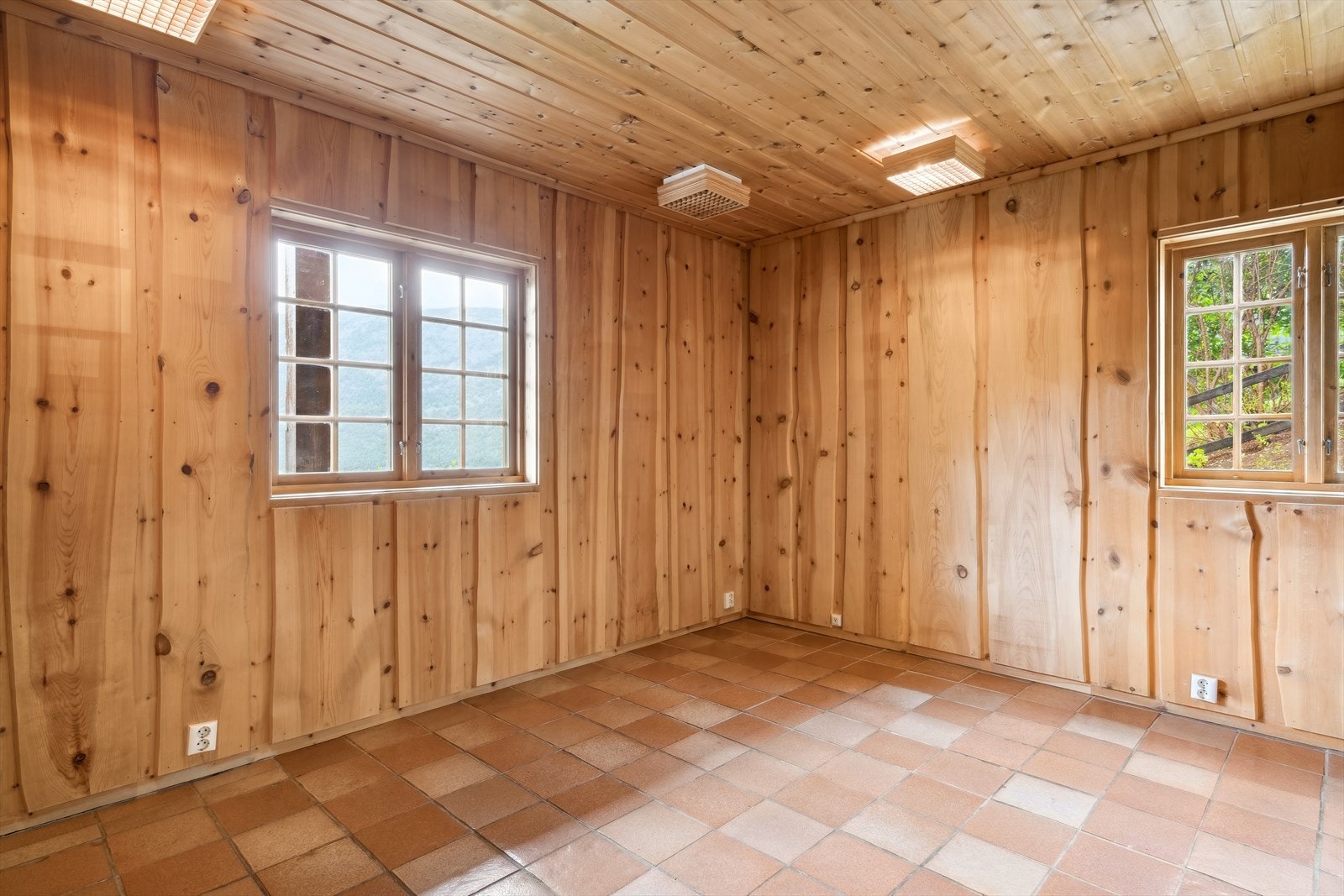 Rommet har i tillegg en nisje med stålkum og varmtvannsbereder. Galleribilde