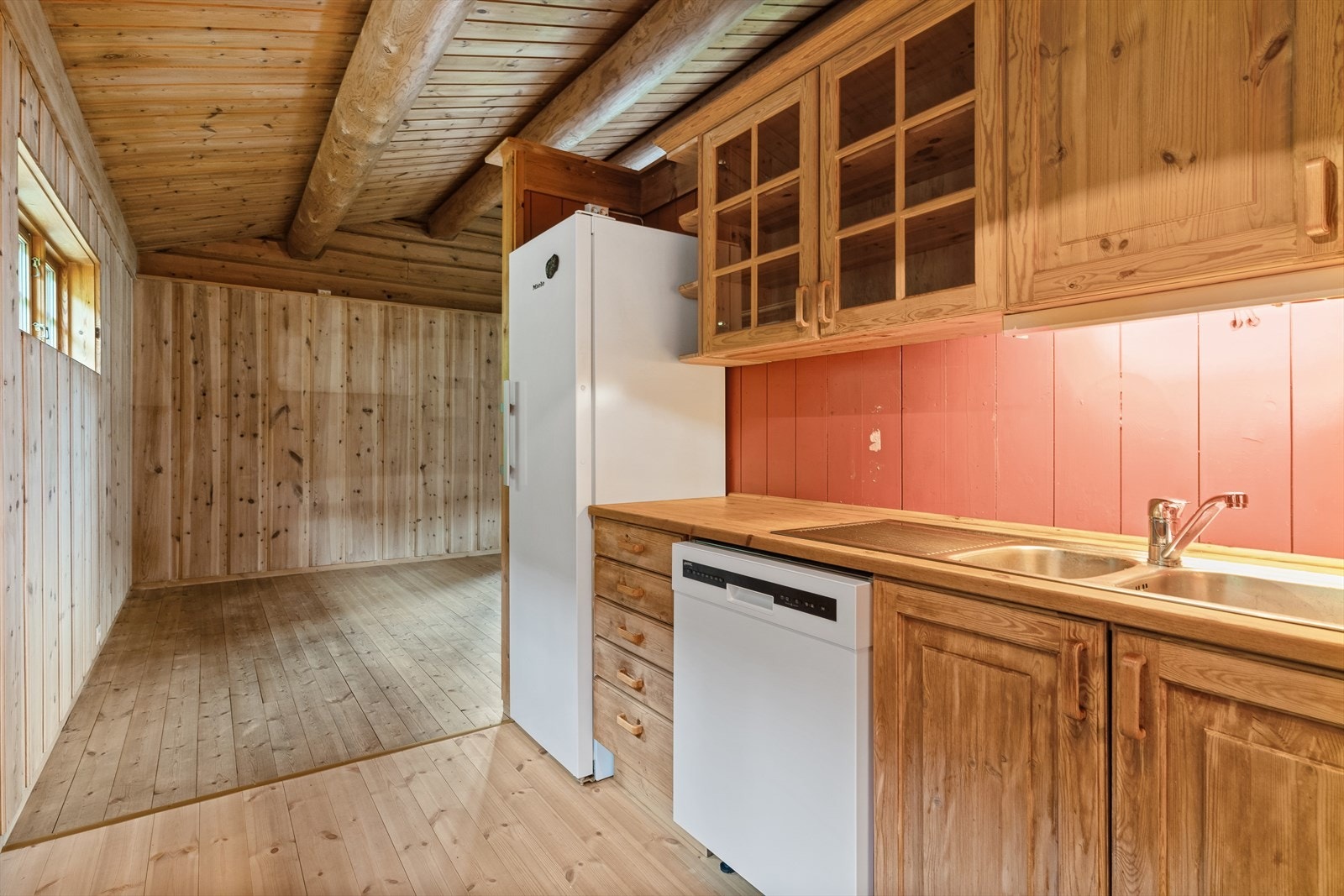 Kjøkkenet har kjøkkeninnredning fra byggeår med frittstående hvitevarer. Galleribilde