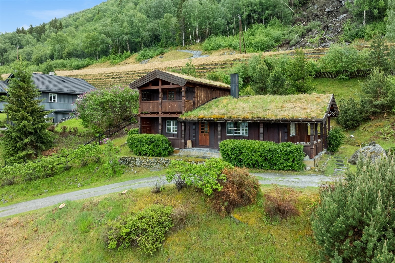 En sjarmerende og trivelig boligeiendom, som ligger fint til litt ovenfor Lom sentrum. Galleribilde