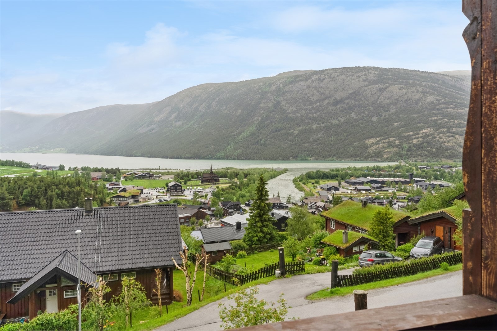 Lom Kommune er kjent for flotte turmuligheter sommer som vinter. Her kan må gå direkte til Lomseggen og områdene rundt denne, eller dra lenger inn i Jotunheimen og Breheimen. Galleribilde