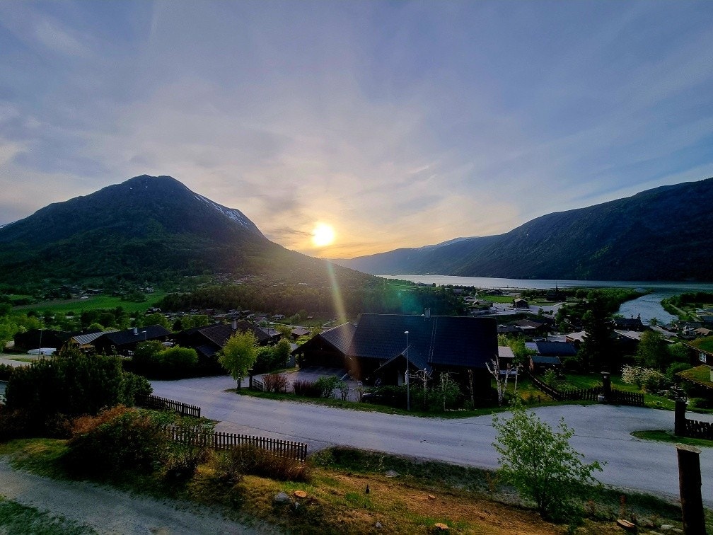 Eiendommen har fantastisk utsikt mot Lomseggen og Ottaelva. Galleribilde