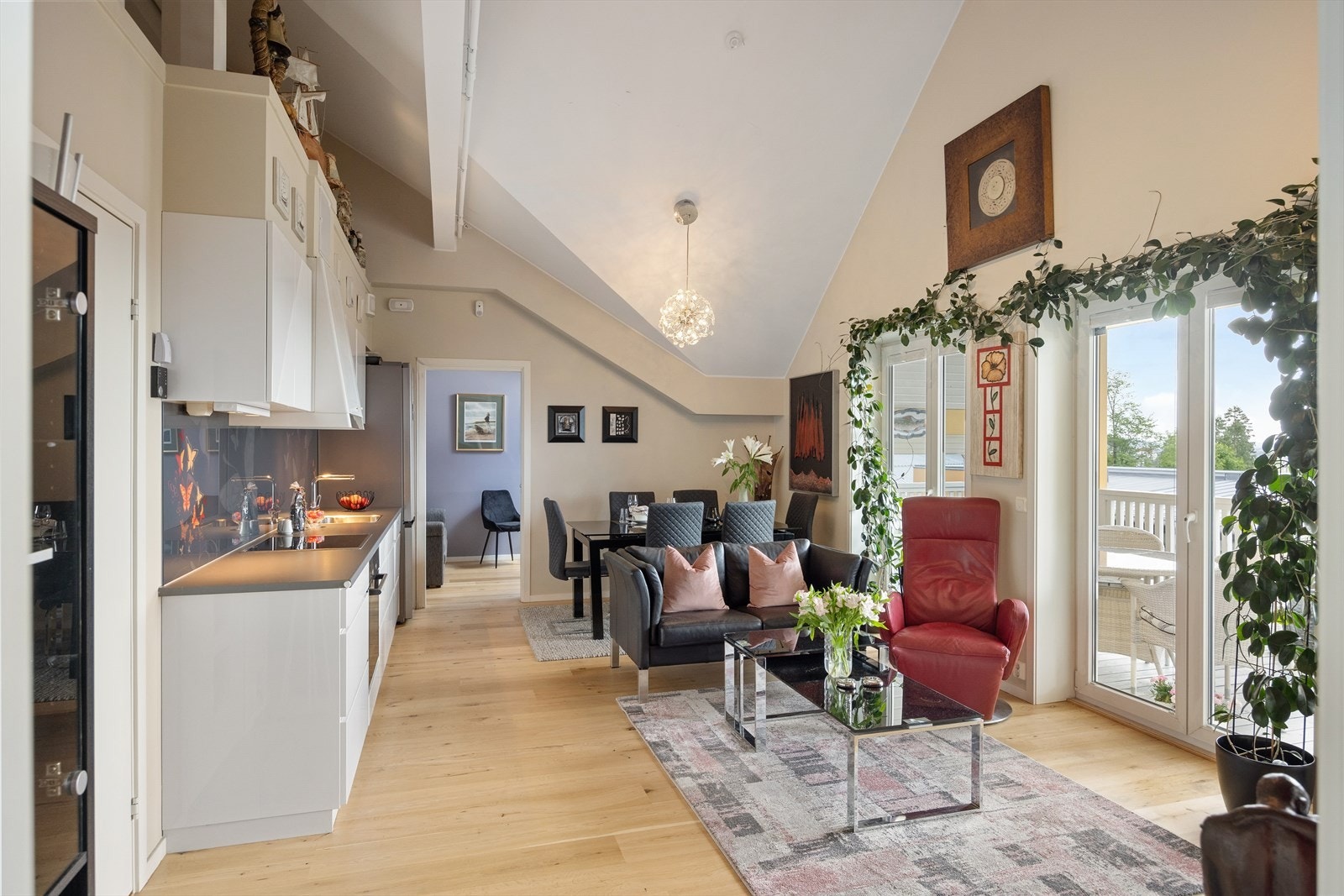 Stuen er lys og luftig med store vindusflater som sørger for rikelig med innslipp av naturlig lys. Planløsningen åpner opp for flere møbleringsmuligheter med god plass til sofagruppe, TV-møbler og spisebord med tilhørende stoler. Galleribilde