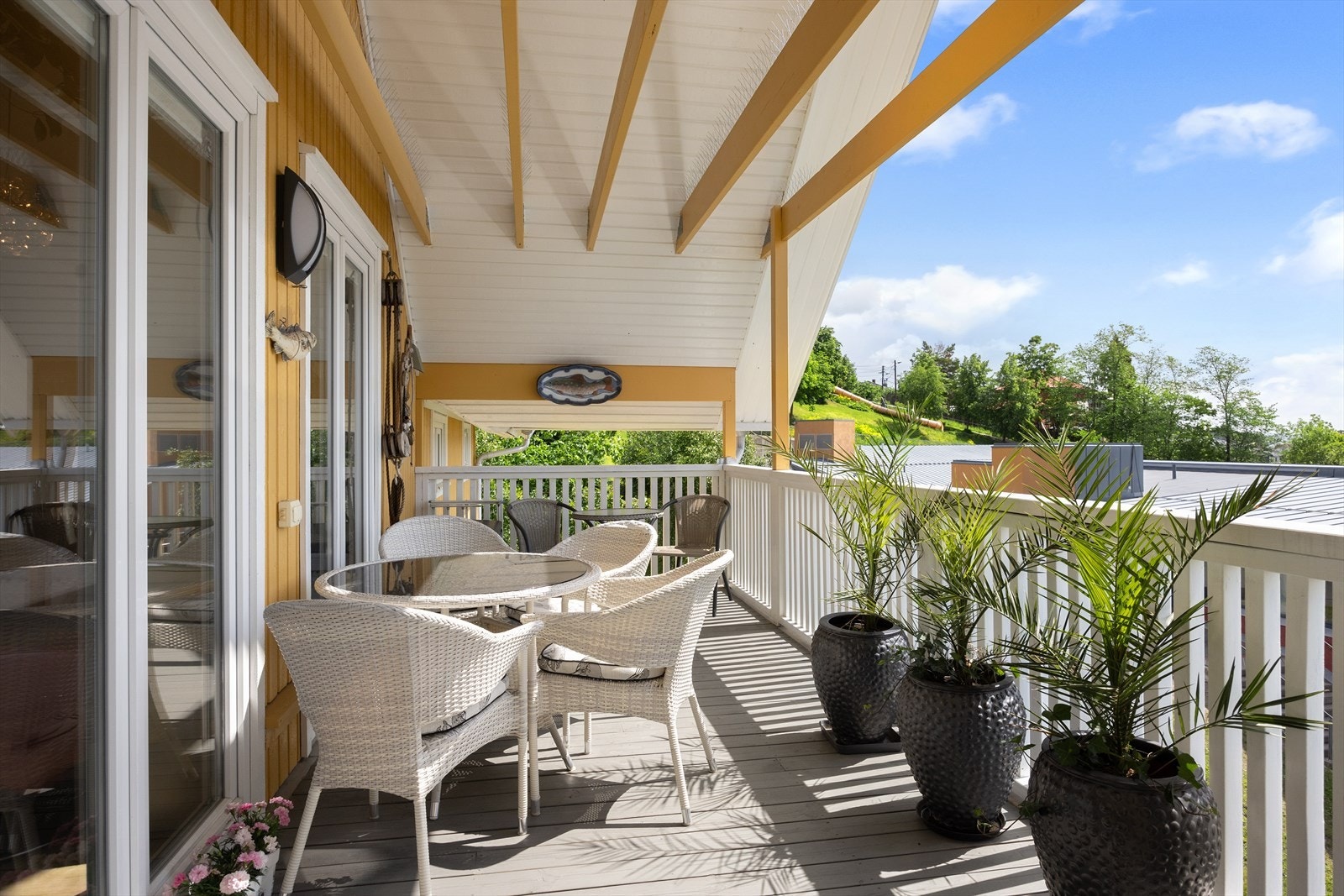 Fra stuen er det utgang til en herlig sydvestvendt balkong på ca. 16 m² med gode solforhold. Her kan du enkelt innrede med utemøbler, beplantning og gass-/elektrisk grill. Galleribilde