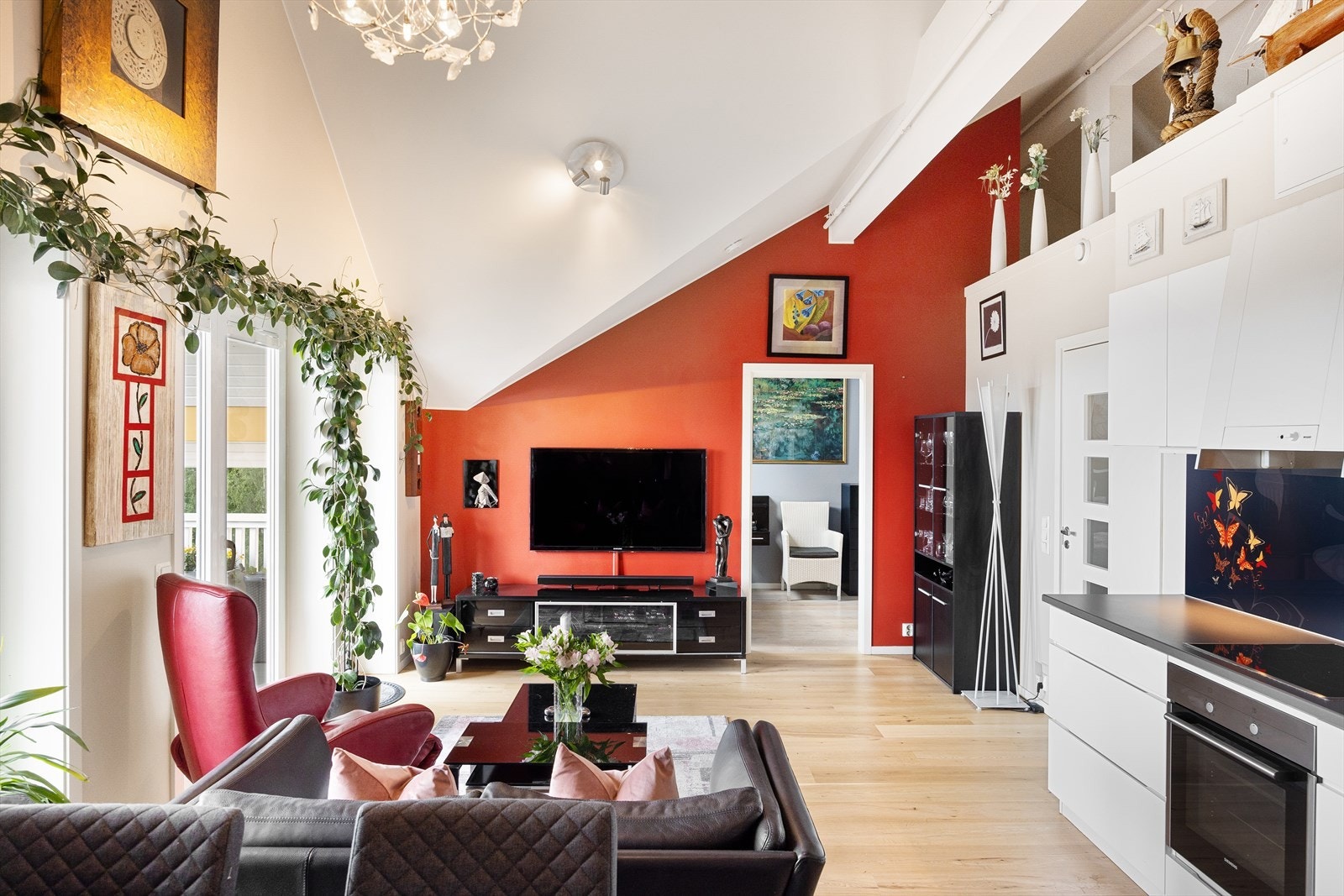 Interiøret i hele leiligheten preges av lyse, moderne flater. Et perfekt utgangspunkt til å innrede med egne møbler og gjenstander for å skape sitt personlig preg. Galleribilde