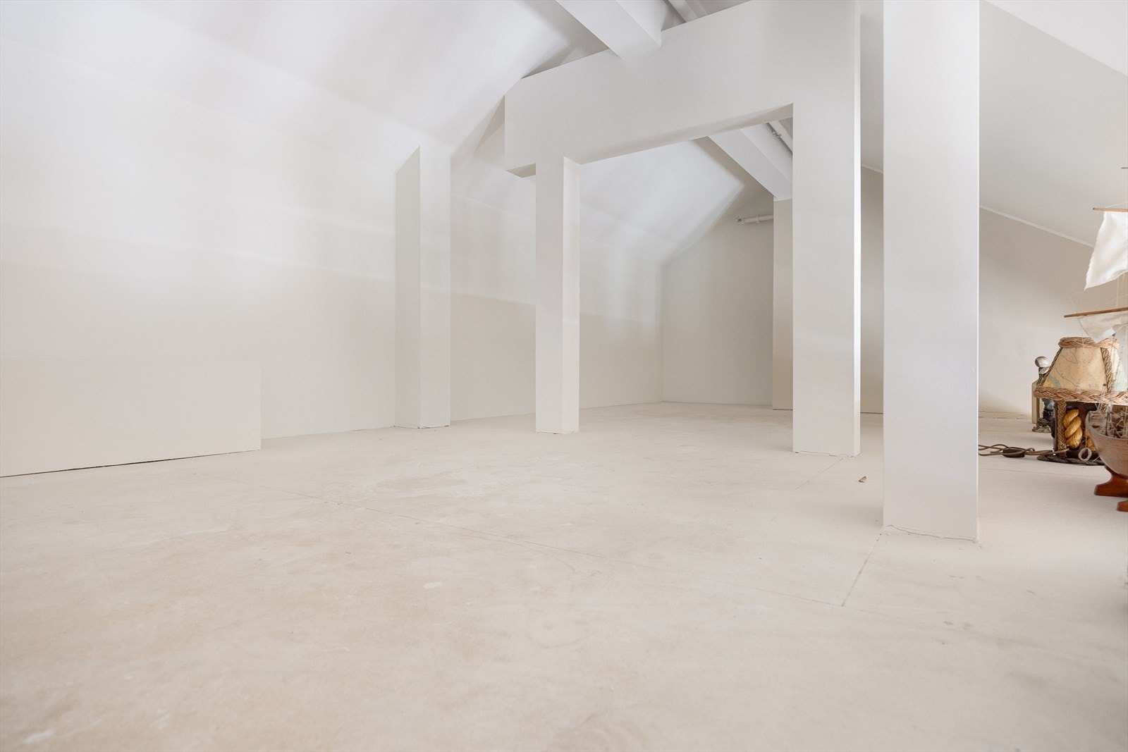 Over deler av leiligheten er det en praktsik hems på 18 kvm gulvareal med stort potensiale. Galleribilde