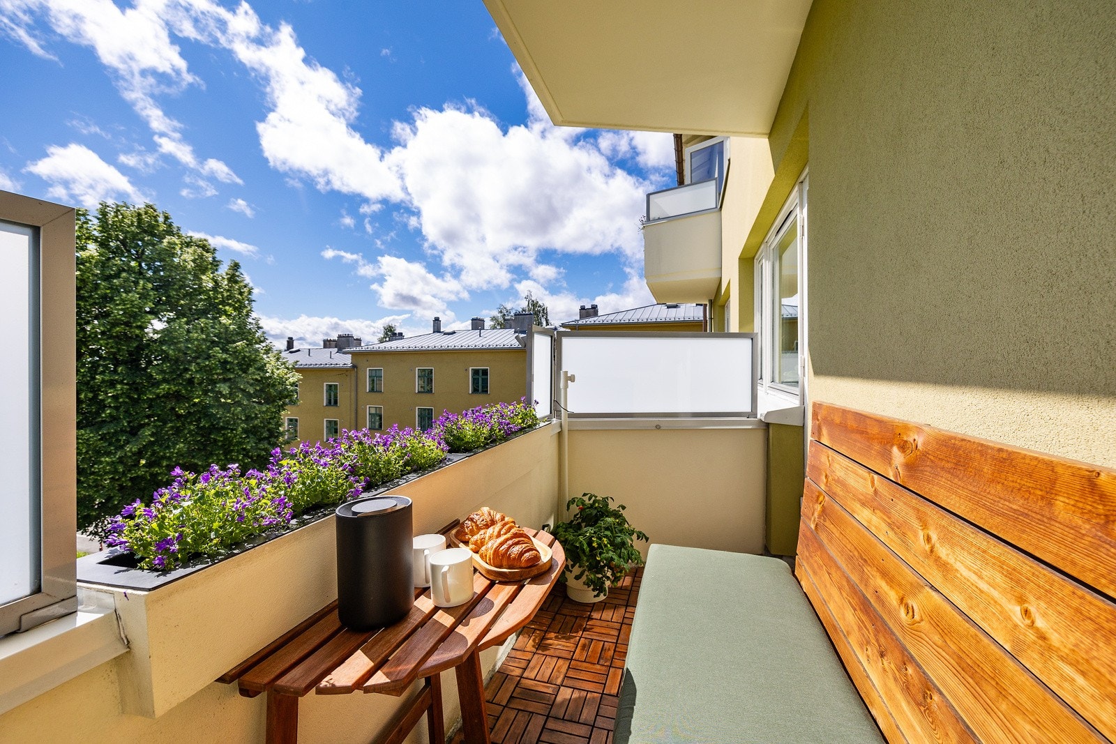 Balkongen er på ca. 3 kvm med god plass til utemøblement, planter og grill. Galleribilde