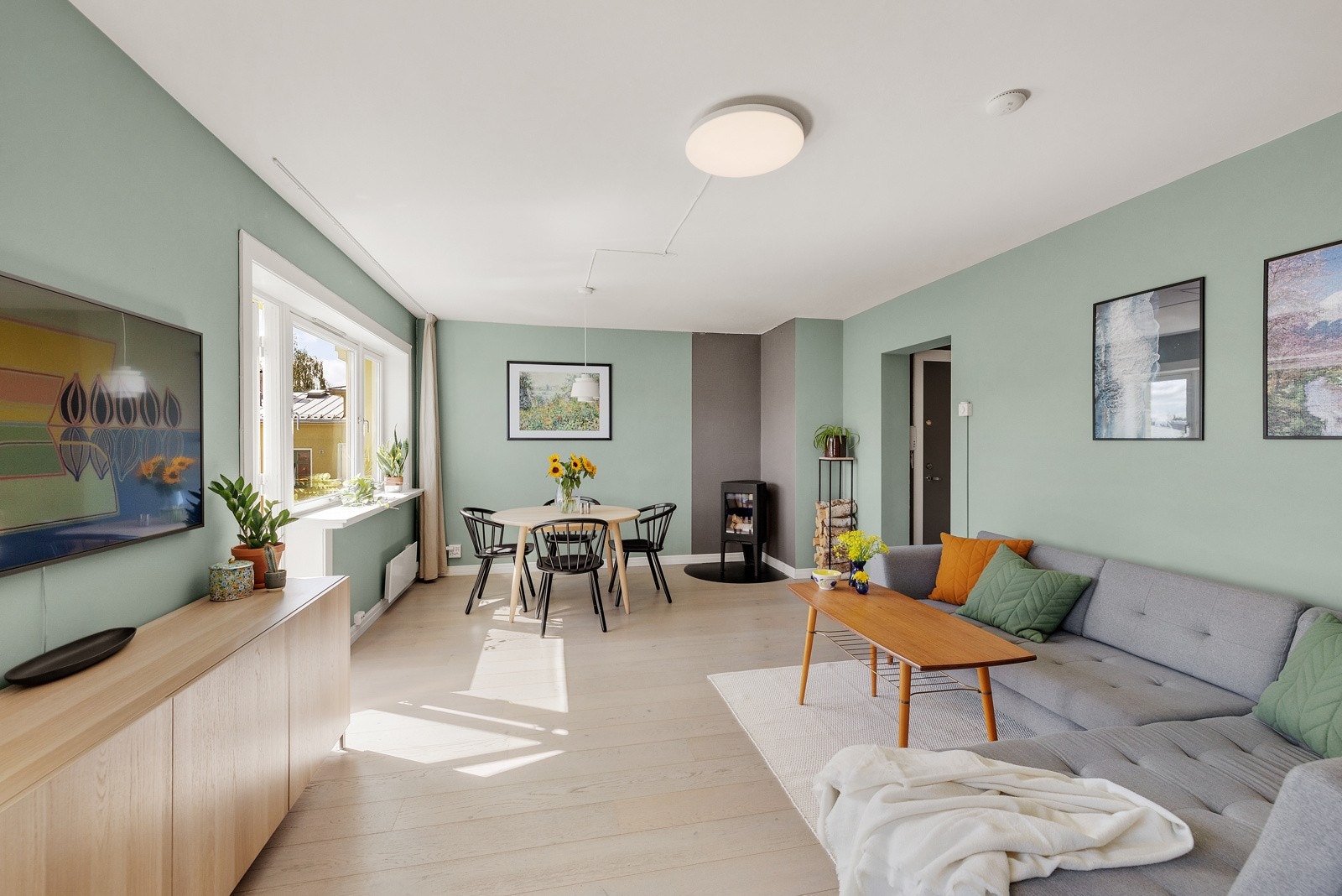 De store vindusflatene slipper inn rikelig med naturlig lys. Galleribilde