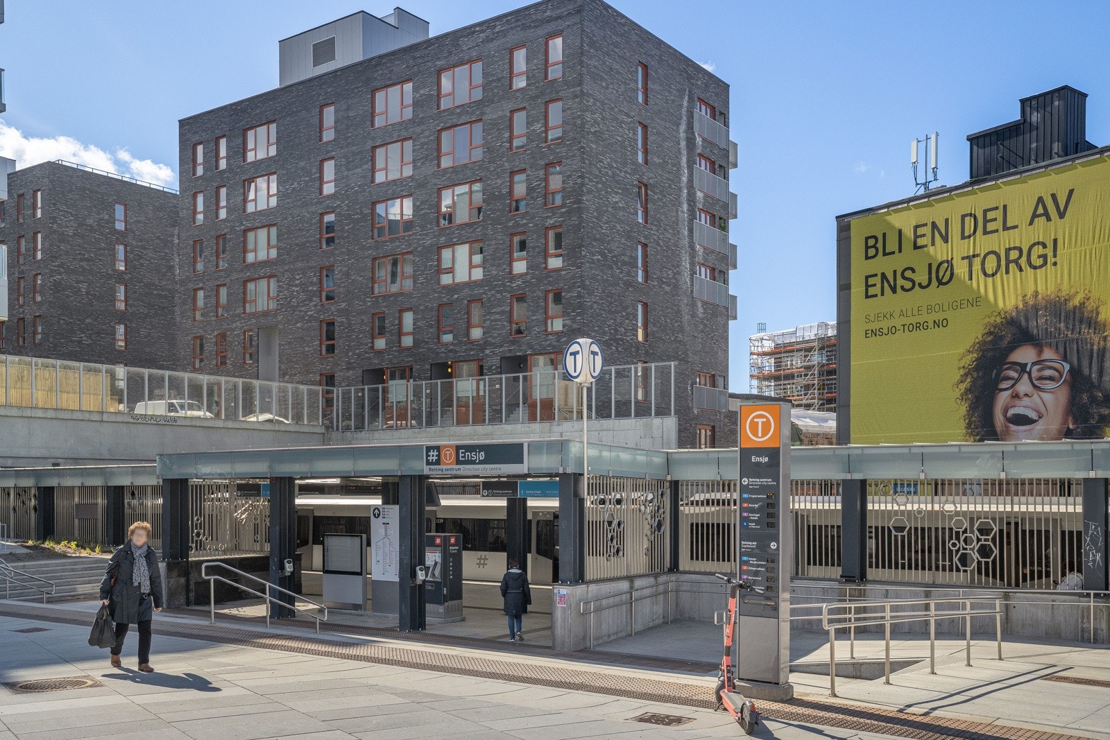Kort vei til Ensjø t-banestasjon med hyppige t-bane avganger Galleribilde