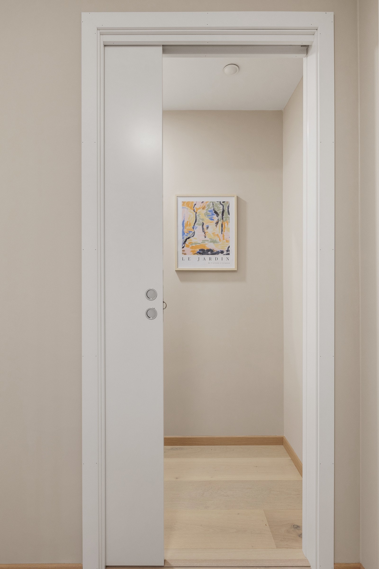 Fra gangen har man tilgang til innvendig bod. Det medfølger også sportsbod i kjeller Galleribilde