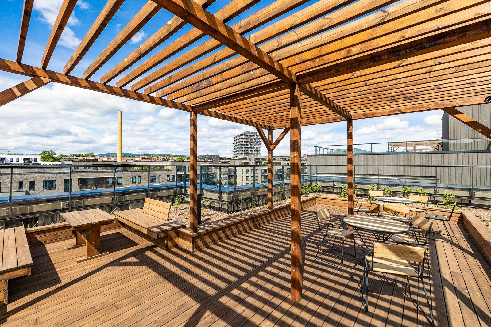 Pergola, sittebenker, solsenger m.m. på takterrassen Galleribilde