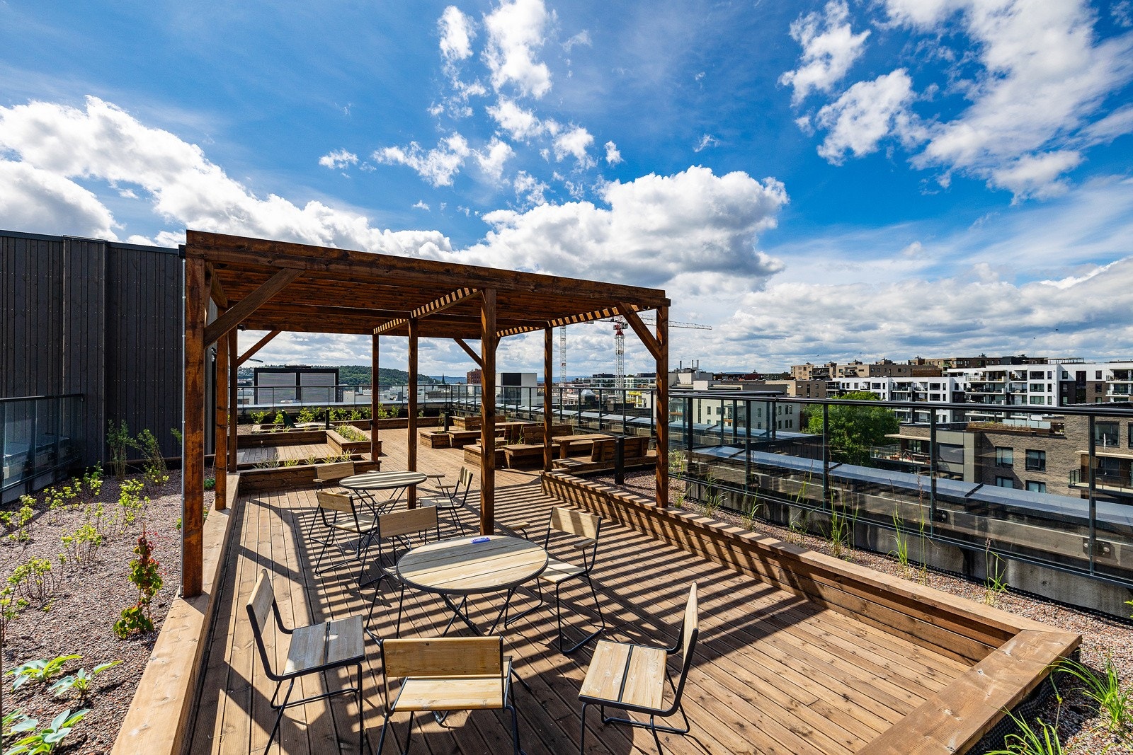 Taktrrassen er utstyrt med sittebenker for beboerene, pergola m.m. Galleribilde