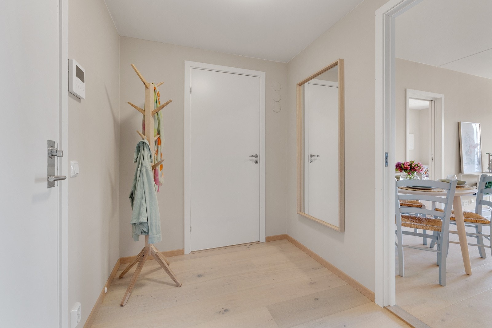 Innbydende entré med god plass til å sette fra seg yttertøy og sko Galleribilde