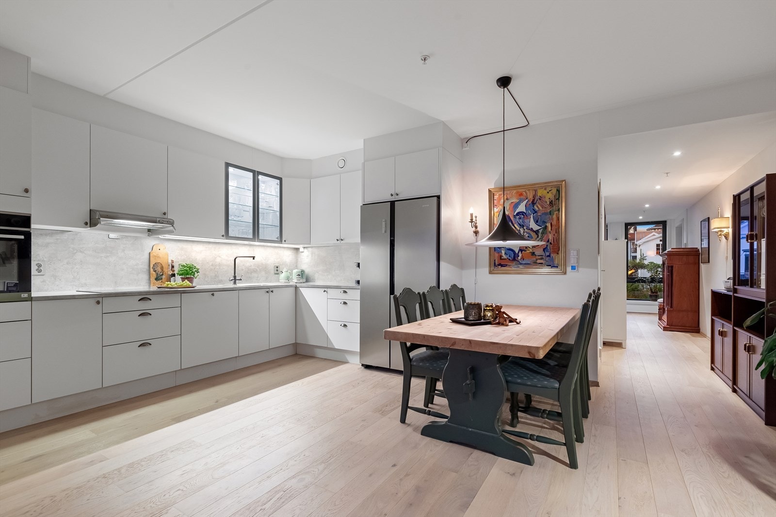 Leiligheten har "alt" inkludert i felleskostnadene, herunder også vannbåren gulvvarme for behagelig oppvarming Galleribilde