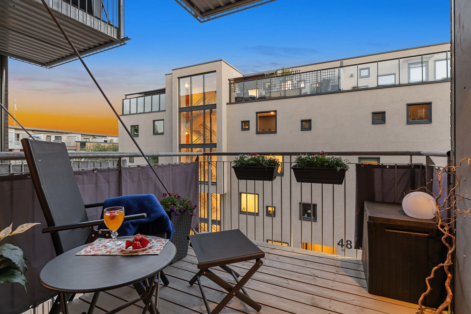 Her kan man fint møblere med loungemøblement og nyte gode solforhold på dagtid Galleribilde