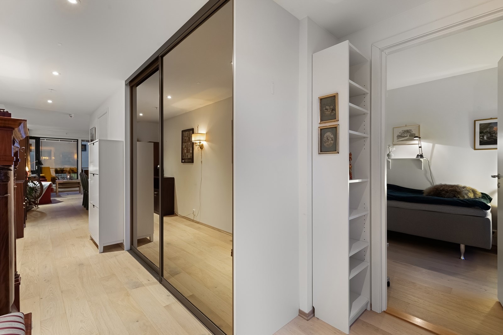 Videre inn fra entré er det adkomst inn til stue/kjøkken Galleribilde