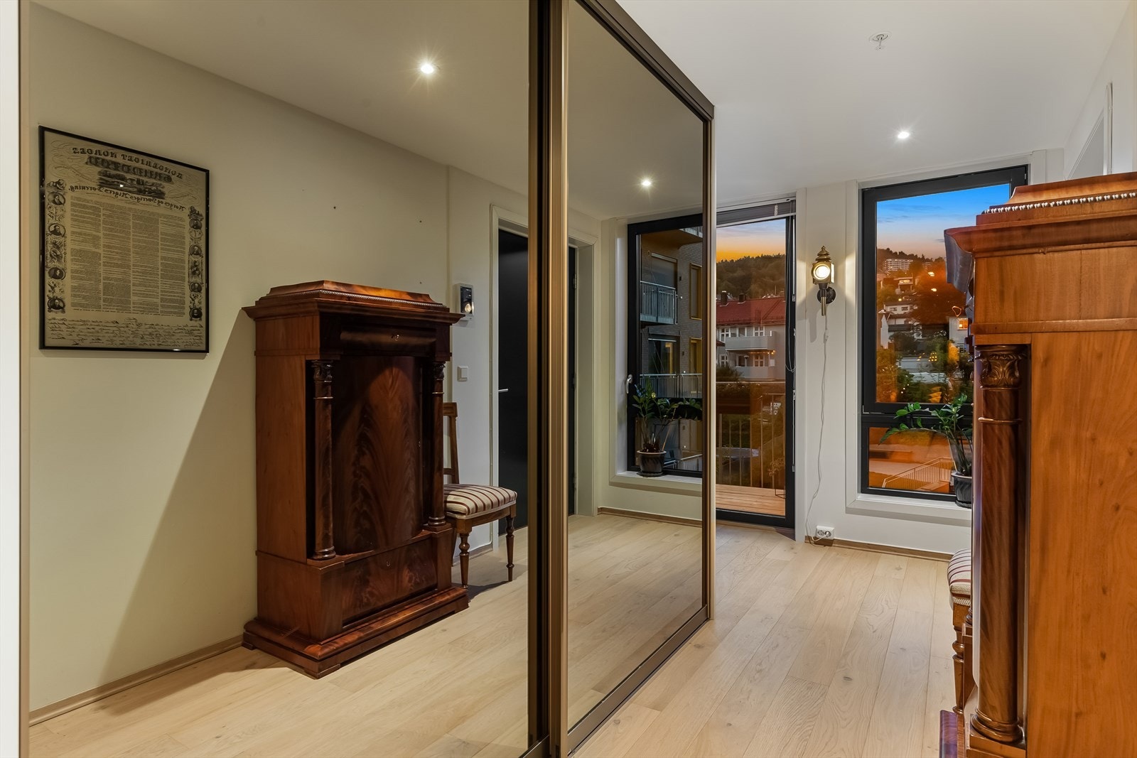 Inn i leiligheten kommer man til en hyggelig entré med skyvedørsgarderobe og utgang til balkong Galleribilde