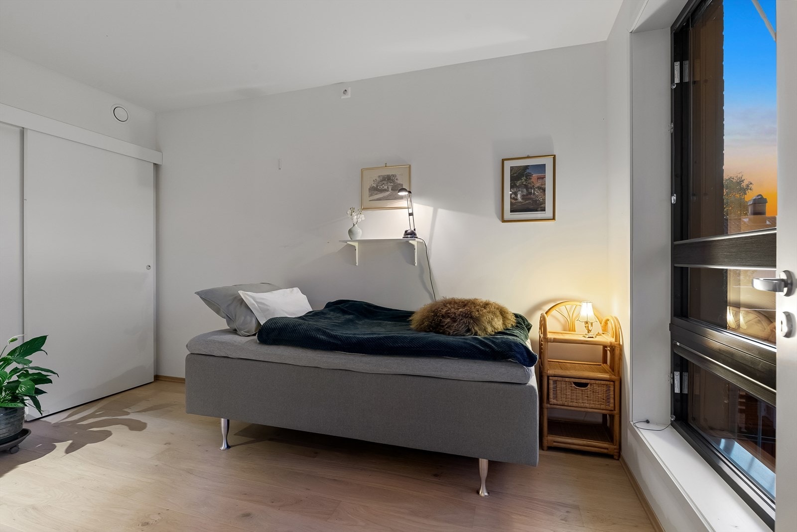 Soverom 2 - Her er det god plass til en dobbeltseng Galleribilde