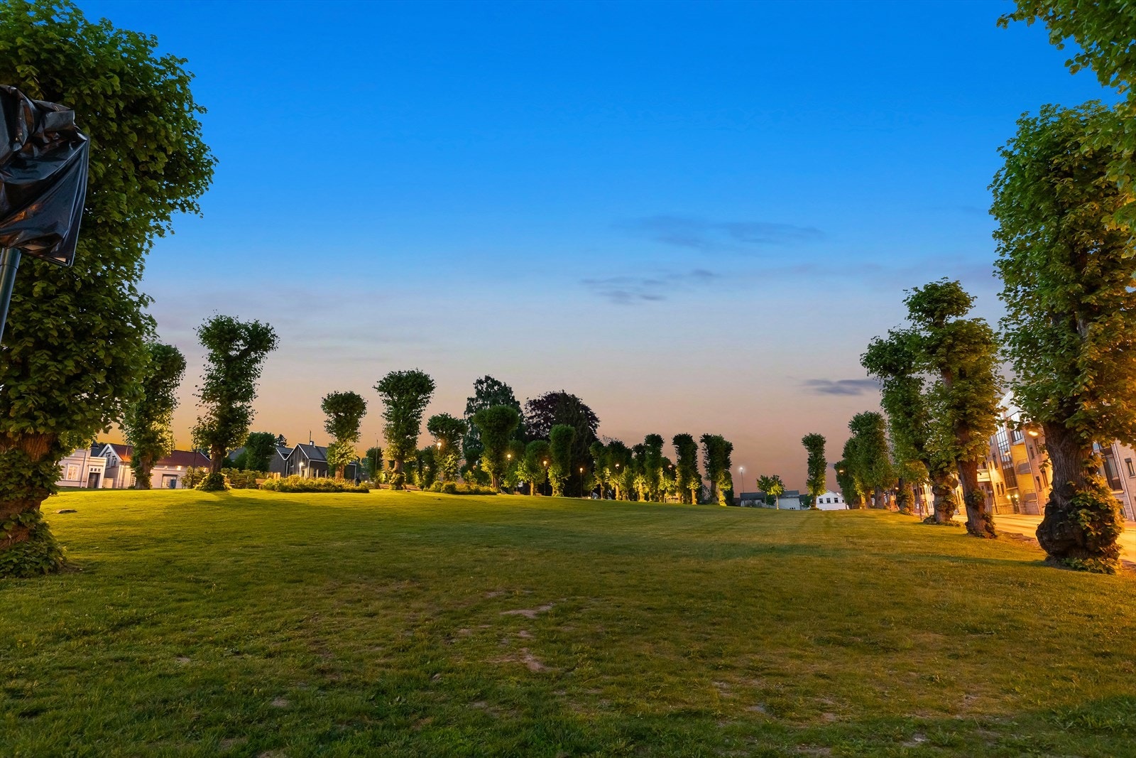 Gjennom atriumet har man utsikt mot en hyggelig park med mye tumleplass Galleribilde