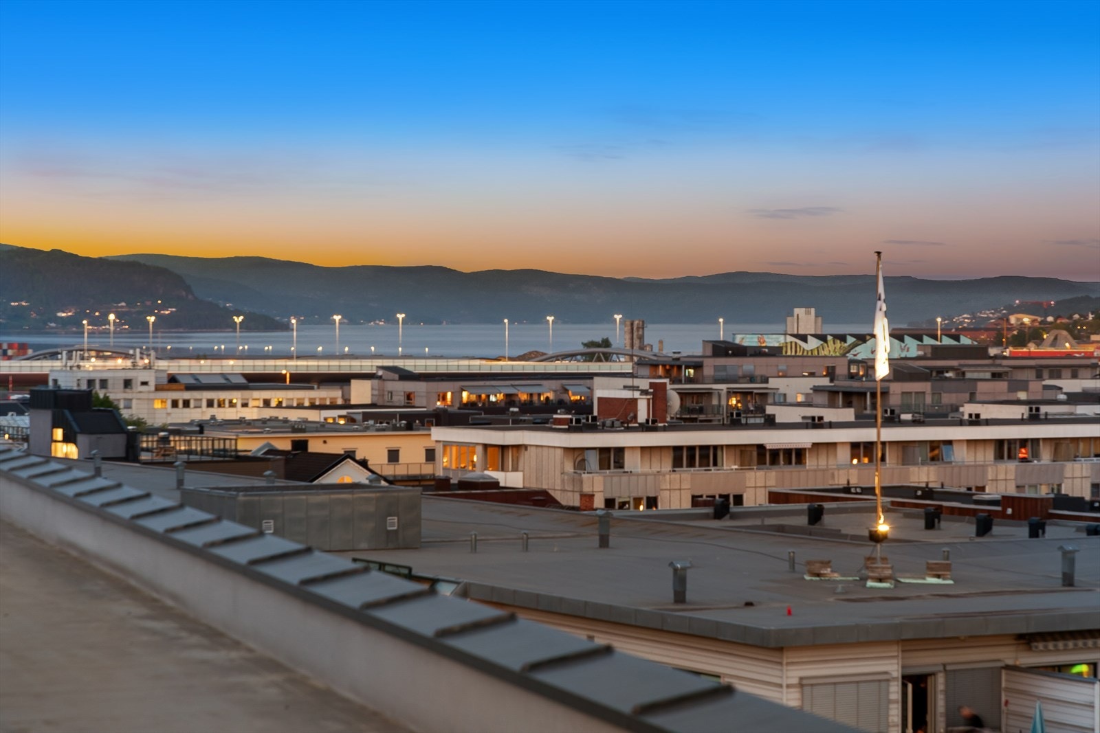 Takterrassen er en perle, med sol hele dagen og flott fjordutsikt Galleribilde