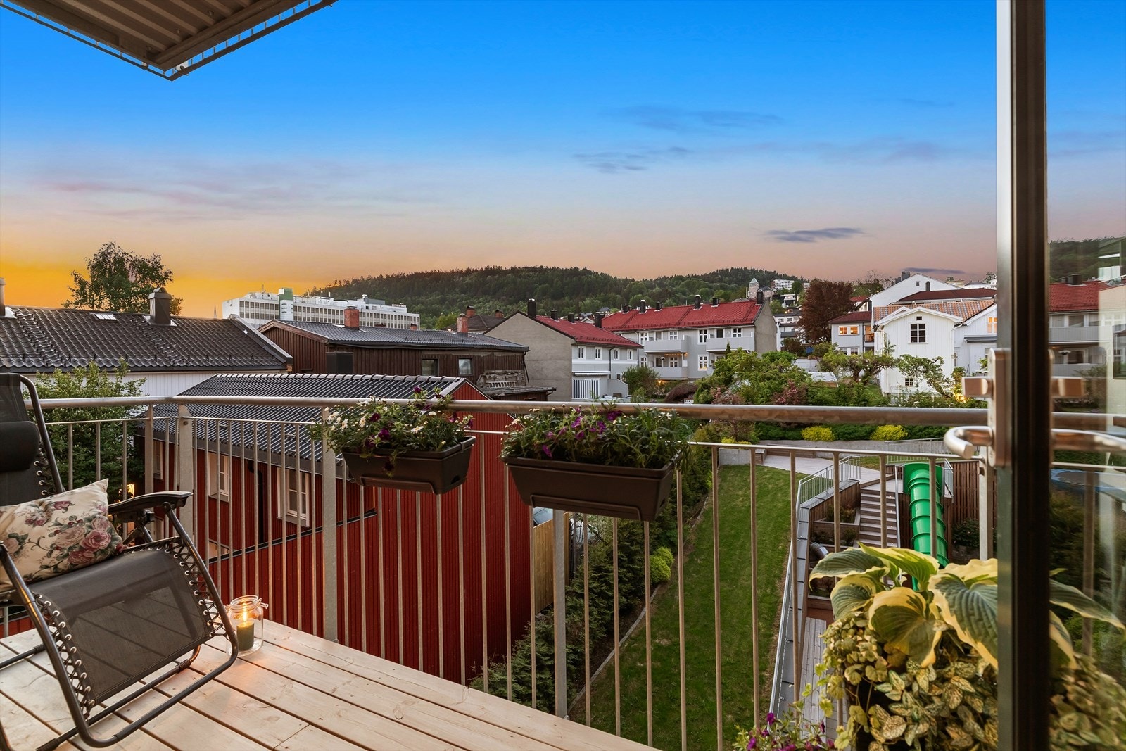 Balkongen er vendt mot stille bakgård, med gode solforhold Galleribilde